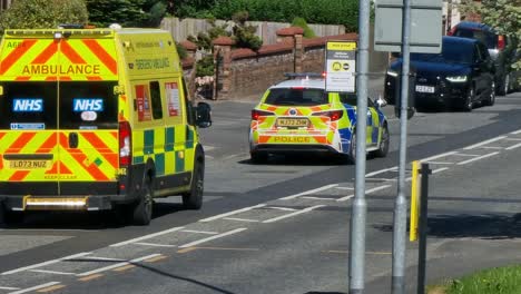 Polizei-Und-Rettungssanitäter-Ambulanzdienst-Bei-Einem-Dringenden-Verkehrsunfall-In-Britischer-Nachbarschaft