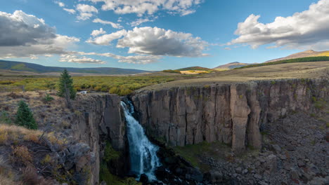 Zeitraffer,-South-Clear-Creek-Falls-Trailhead,-Colorado,-USA,-Wolken-Ziehen-über-Wasserfall-Und-Landschaft