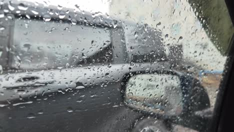 El-Vídeo-Muestra-Gotas-De-Lluvia-Cayendo-Por-La-Ventanilla-De-Un-Coche.