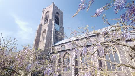 Torre-De-La-Iglesia-Parroquial-Medieval-De-St-Giles-Norwich-Con-Glicinas-En-Flor