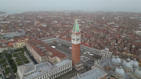 Venedig,-Italien,-Sanfte-Neigung-Nach-Oben-Zeigen-An-Einem-Nebligen-Tag