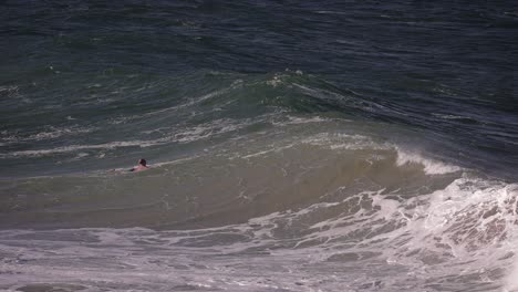 Un-Surfista-Se-Enfrenta-A-Un-Gran-Oleaje-En-Fingal-Head,-En-El-Norte-De-Nueva-Gales-Del-Sur,-Australia