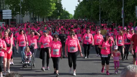 Participantes-Vestidas-De-Rosa-Inundan-La-Carrera-Femenina-De-Madrid,-Defendiendo-La-Concienciación-Sobre-El-Cáncer-De-Mama-Metastásico