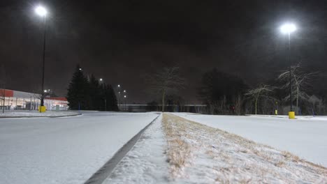 Tormenta-De-Nieve-Moviéndose-Sobre-Un-Estacionamiento-Vacío-En-Canadá-Por-La-Noche