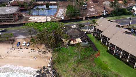 Zoom-Aéreo-Lejos-Del-Restaurante-Abandonado-En-Kauai-Cerca-De-Cocoteros-Abandonados