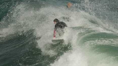 Un-Surfista-En-Steamer-Lane-En-Santa-Cruz,-California,-Recibe-Una-Buena-Ola.