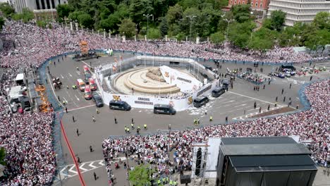 Um-Den-36.-La-Liga-Titel-Von-Real-Madrid-Zu-Feiern,-Versammelten-Sich-Das-Team,-Die-Spieler-Und-Die-Fans-Von-Real-Madrid-Auf-Dem-Cibeles-Platz-In-Madrid,-Spanien