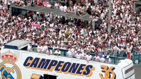 Die-Spieler-Von-Real-Madrid-Feiern-Ihren-36.-La-Liga-Titel-In-Einem-Bus,-Während-Sich-Tausende-Von-Fans-Auf-Dem-Cibeles-Platz-In-Madrid,-Spanien,-Versammeln