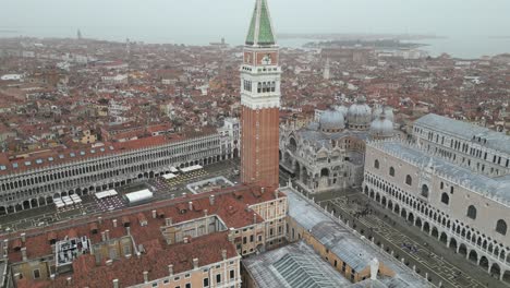 El-Centro-De-Venecia,-Italia,-Ocupado-Con-Gente-En-Un-Día-Brumoso.