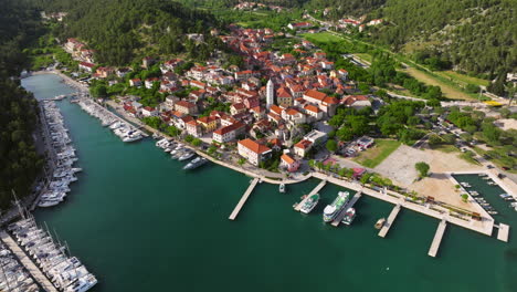 Stadt-Skradin-Und-Yachthafen-An-Der-Mündung-Des-Flusses-Krka-In-Der-Gespanschaft-Sibenik-Knin-In-Kroatien