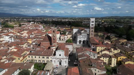 Lucca-Italien-Geschäftige-Innenstadt-Luftaufnahme,-Während-Wolken-Aus-Der-Szene-Rollen