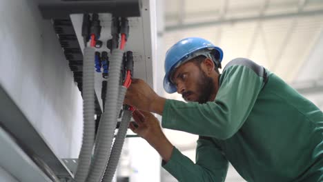 Ingenieur-überprüft-Kabel-Im-Fabriklager