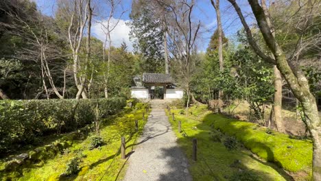Puerta-De-Entrada-Al-Templo-Jizo-in-Con-Vegetación-En-Kyoto,-Japón