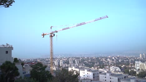 Una-Grúa-Trabaja-En-Haifa,-Israel.