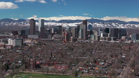 Ciudad-Parque-Centro-Denver-Colorado-Aéreo-Zumbido-Primavera-Montaje-Cielo-Azul-Evans-Rango-Frontal-Montañas-Rocosas-Estribaciones-Rascacielos-Barrio-Calles-Ferril-Lago-Durante-El-Día-Soleado-Nubes-Circulo-Derecha-Lento