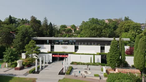 Aerial-of-the-Olympic-Museum-in-Lausanne,-Switzerland