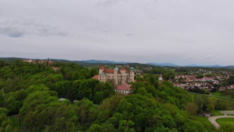 Europäische-Architektur,-Nowy-Wisnicz-Festung-Und-Schloss-Luftpanorama
