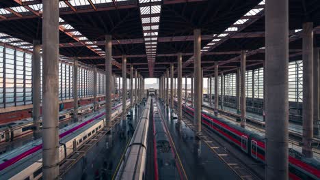 Belebten-Atocha-Bahnhof-In-Madrid-An-Sonnigen-Tagen-Hochgeschwindigkeitszüge-Auf-Der-Strecke