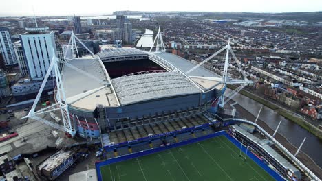 Estadio-Del-Milenio-En-Vista-Aérea-Acercándose-Cerca-Del-Parque-De-Armas-De-Cardiff