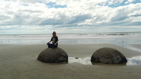 Moeraki-Boulders,-also-known-as-Boulder-Beach,-located-along-Koekohe-Beach-near-Dunedin