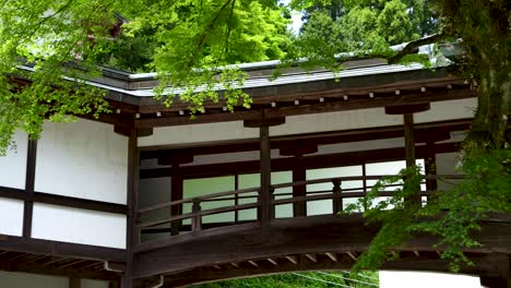 Wunderschöne-Architektur-In-Einem-Typisch-Japanischen-Tempel-Im-Sommer