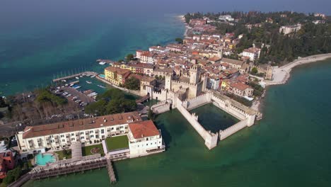 Drohnenaufnahme-Der-Scaligerburg,-Wahrzeichen-Von-Sirmione-Und-Dem-Gardasee,-Lombardei,-Italien