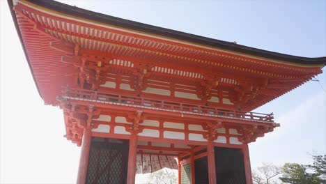 Pagoda-Tradicional-Japonesa-De-Madera-De-Varios-Pisos-Pintada-De-Rojo-En-El-Templo-Kiyomizu-dera-En-Kioto,-Budismo