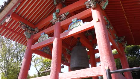 Pagoda-Tradicional-Japonesa-De-Madera-De-Varios-Pisos-Pintada-De-Rojo-En-El-Templo-Kiyomizu-dera-En-Kioto,-Kioto