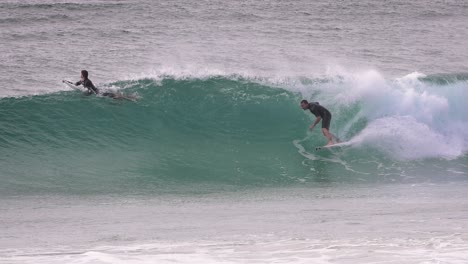 Zeitlupe-Eines-Surfers-Auf-Einer-Mittelgroßen-Welle,-Duranbah-Beach,-Südliche-Goldküste