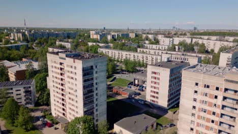 Hochhaus-Aus-Fertigbeton-Wohnblock-In-Einem-Vorort-Mit-Blick-Auf-Die-Skyline-Von-Riga