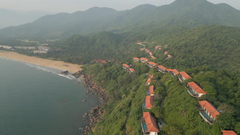 Villas-Turísticas-Bajo-El-Brumoso-Sol-De-La-Mañana-En-Vietnam-Drone-Pull-Back-Pan