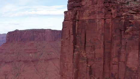 Cinematic-red-rocks-monument-tower-in-Utah,-Usa