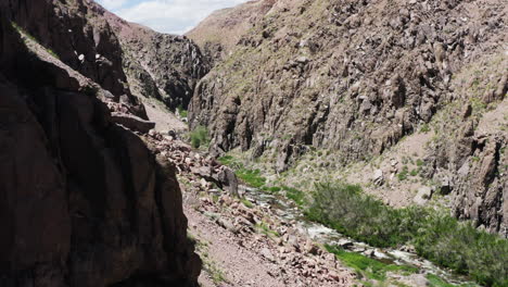 Drone-fly-through-Alabama-Hills,-captures-Rocky-Mountains-and-Owens-River-at-California,-USA