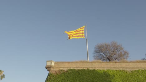 Bandera-Catalana-En-Un-Poste-En-La-Cima-Del-Mirador-De-Montjuic-En-Barcelona