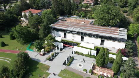 Impresionante-Antena-Del-Museo-Olímpico-En-Lausana,-Suiza,-En-Un-Día-Soleado-De-Verano.