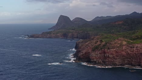 Acantilados-Espectaculares-Y-Costa-Escarpada-De-La-Costa-Noroeste-De-Maui,-Hawaii.