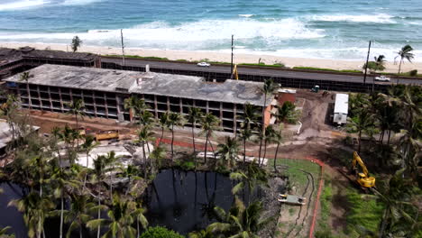 Vista-Aérea-De-Cocoteros---Histórico-Hotel-Kauai-Abandonado-En-Mal-Estado-Con-Olas-Y-Palmeras