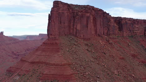 Drone-captures-view-of-Red-stone-tower-of-Butte,-Utah