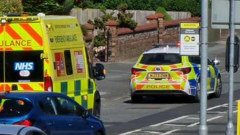 Polizei-Und-Rettungssanitäter-Krankenwagen-Bei-Verkehrsunfall-In-Britischer-Nachbarschaft
