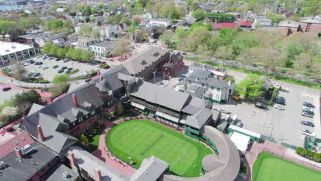 Kreisförmige-Luftaufnahme-über-Der-Tennis-Hall-Of-Fame-In-Newport,-Rhode-Island