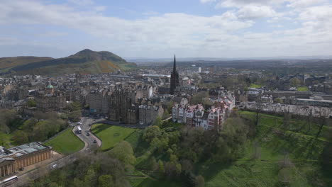 Estableciendo-El-Paisaje-Urbano-Aéreo-De-La-Ciudad-De-Edimburgo,-Drone-Dolly-In,-Soleado