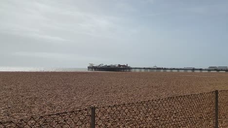 Vista-Del-Muelle-De-Brighton-En-Un-Día-Caluroso-Y-Soleado-Con-Paisaje-De-Playa-Y-Fondo-Marino