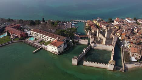 Toma-De-Drone-Del-Castillo-De-Scaligero-Del-Siglo-XIII,-Punto-De-Referencia-De-Sirmione-Y-El-Lago-De-Garda,-Lombardía,-Italia