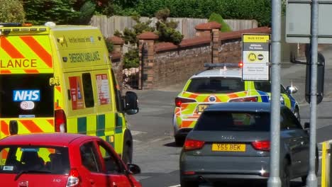 La-Policía-Y-La-Ambulancia-Paramédica-Asisten-A-Un-Accidente-Automovilístico-En-Un-Barrio-Británico.