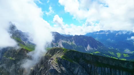Blick-Von-Oben,-Atemberaubende-Luftaufnahme-Der-Seceda-Bergkette-An-Einem-Bewölkten-Tag