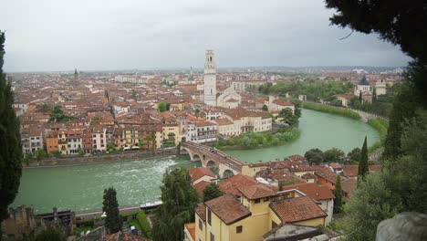 Neigungsaufnahme-Der-Historischen-Stadt-Verona,-Malerische-Architektur-Und-Fluss,-Der-Unter-Der-Brücke-Pietra-Fließt