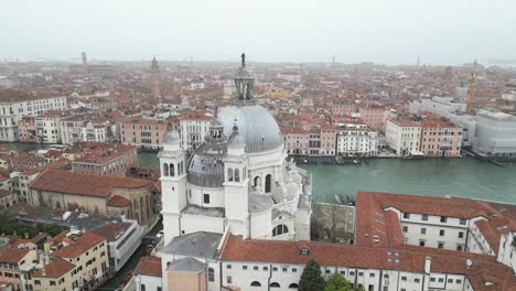Venedig-Italien-Berühmte-Aussicht-Entlang-Des-Kanals-An-Einem-Nebligen-Tag