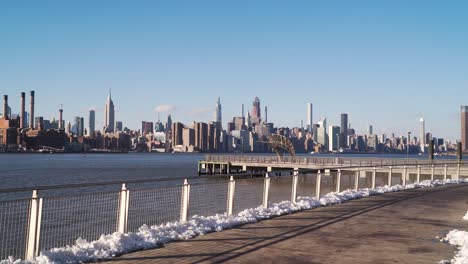 Verschneiter-Weg-Mit-Atemberaubender-Aussicht-Auf-Manhattan-An-Einem-Strahlend-Blauen-Tag