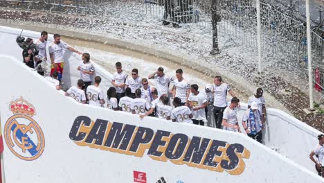 Los-Jugadores-Del-Real-Madrid-Se-Reúnen-En-La-Plaza-Cibeles-De-Madrid,-España,-Para-Celebrar-Su-36º-Campeonato-De-Liga-Junto-A-La-Palabra-&quot;campeones&quot;.-