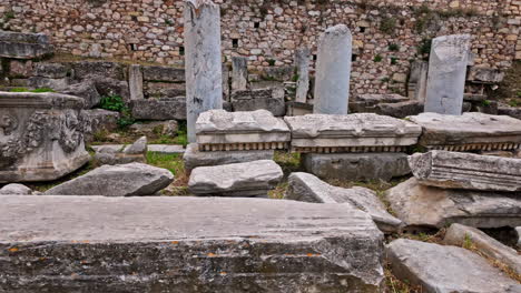 Rocas-Sobre-Los-Restos-Del-Foro-Romano-De-Atenas-En-Atenas,-Grecia